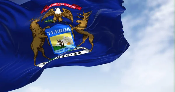 美国密歇根州的国旗在风中飘扬 密希根州是美国中西部大湖区的一个州 民主和独立 — 图库照片