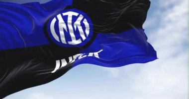 Milan, İtalya, Temmuz 2022: Rüzgarda sallanan Inter Football Club bayrağı. Inter İtalya 'nın Milano şehrinde kurulmuş profesyonel bir futbol kulübüdür. Yavaş çekimde kusursuz döngü