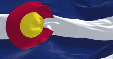 Colorado bayrağının dalgalanma görüntüsü. Colorado, Amerika Birleşik Devletleri 'nin Rocky Dağları bölgesinde bulunan bir eyalettir. Yavaş çekimde kusursuz döngü