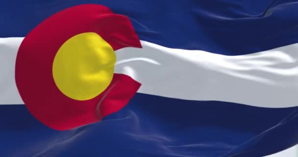 科罗拉多国旗摇曳的近景 科罗拉多州是美国的一个州 位于落基山脉地区 慢动作无缝圈 — 图库视频影像