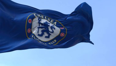 Londra, İngiltere, Mayıs 2022: Açık bir günde rüzgarda dalgalanan Chelsea Futbol Kulübü bayrağı. Chelsea F.C. Fulham, Londra merkezli profesyonel bir futbol kulübüdür.