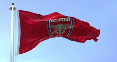 Londra, İngiltere, Mayıs 2022: Arsenal Futbol Kulübü 'nün bayrağıyla açık bir günde rüzgarda sallanan kusursuz ağır çekim. Arsenal Islington, Londra merkezli profesyonel bir futbol kulübüdür.