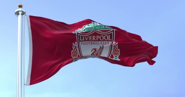 英国利物浦 2022年5月 利物浦足球俱乐部的旗帜在晴天迎风飘扬 利物浦F 是一家位于英国利物浦的职业足球俱乐部 慢动作无缝圈 — 图库视频影像