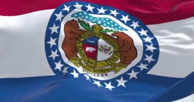 Missouri 'nin ABD bayrağı rüzgarda sallanıyor. Missouri, ABD 'nin orta batısında bulunan bir eyalettir. Demokrasi ve bağımsızlık. Yavaş çekimde kusursuz döngü