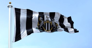 Newcastle, İngiltere, Mayıs 2022: Newcastle United 'ın bayrağı açık bir günde rüzgarda sallanıyor. Newcastle United, İngiliz profesyonel futbol kulübüdür.