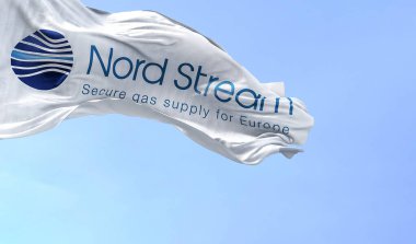 Greifswald, GER, Eylül 2022: Nord Stream logosu açık bir günde fana el sallayan bayrak. Nord Stream, Rus doğalgazını doğrudan Batı Avrupa 'ya taşıyan bir doğalgaz boru hattı..