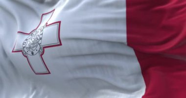 Malta ulusal bayrağının dalgalanmasına yakından bakın. Malta Cumhuriyeti, Akdeniz 'de bir ada ülkesidir. Kumaş desenli arka plan. Seçici odaklanma. Yavaş çekimde kusursuz döngü
