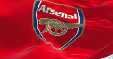 Londra, İngiltere, Mayıs 2022: Arsenal Futbol Kulübü bayrağı sallanıyor. Arsenal Islington, Londra merkezli profesyonel bir futbol kulübüdür. Tarihi İngiliz futbol kulübü. Yavaş çekimde kusursuz döngü