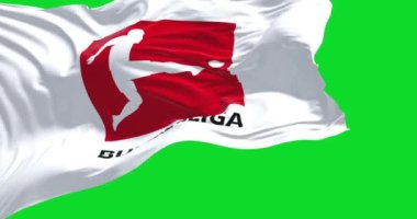Münih, GER, Temmuz 2022: Yeşil arka planda izole edilmiş Bundesliga bayrağının yakın çekimi. İllüstrasyon başyazısı. Yavaş çekimde kusursuz döngü. Krom anahtar ve yeşil ekran