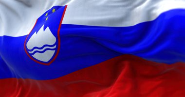 Slovenya ulusal bayrağının rüzgarda dalgalanmasına yakından bakın. Slovenya Orta Avrupa 'da bir ülkedir. Kumaş desenli arka plan. Seçici odak