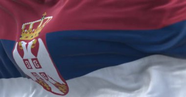 Sırbistan ulusal bayrağının rüzgarda dalgalanmasına yakından bakın. Sırbistan, Güneydoğu ve Orta Avrupa 'da bir ülkedir. Kumaş desenli arka plan. Seçici odaklanma. Yavaş çekimde kusursuz döngü