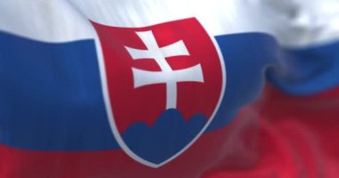 Slovakya ulusal bayrağının rüzgarda dalgalanırken yakın plan görüntüsü. Slovakya Orta Avrupa 'da denize kıyısı olmayan bir ülkedir. Kumaş desenli arka plan. Seçici odaklanma. Yavaş çekimde kusursuz döngü