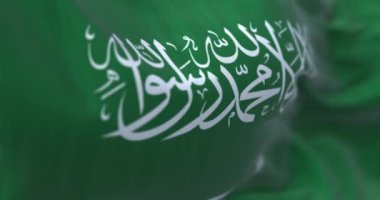 Suudi Arabistan 'ın ulusal bayrağının dalgalanma görüntüsü. Suudi Arabistan Krallığı, Asya 'da Arap Yarımadası' nda yer alan bir ülkedir. Kumaş desenli arka plan. Seçici odaklanma. Yavaş çekimde kusursuz döngü