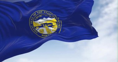 Rüzgarda dalgalanan Nebraska bayrağı. Nebraska, ABD 'nin orta batısında bulunan bir eyalettir. Yavaş çekimde kusursuz döngü