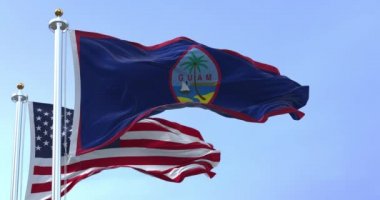 Guam bayrağı Amerikan bayrağıyla rüzgarda dalgalanıyor. Guam, Amerika Birleşik Devletleri 'nin batı Pasifik Okyanusu' nda yer alan bir bölgesidir. Yavaş çekimde kusursuz döngü