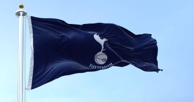 Londra, İngiltere, Mayıs 2022: Açık bir günde sallanan Tottenham Hotspur Kulübü bayrağı. Tottenham Hotspur Tottenham, Londra merkezli profesyonel bir futbol kulübüdür.
