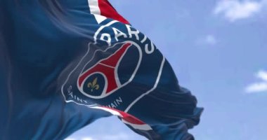 Paris, FRA, Eylül 2022: Rüzgarda sallanan Paris Saint Germain futbol kulübünün bayrağı. Paris Saint Germain, Fransa 'nın başkenti Paris' te yer alan bir futbol kulübüdür. Yavaş çekimde kusursuz döngü