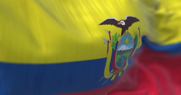 エクアドル国旗が手を振っのクローズアップビュー エクアドル共和国は南アメリカ北西部の国です 生地の質感の背景 選択的フォーカス スローモーションでのシームレスなループ — ストック動画