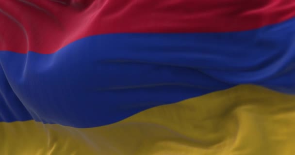閉じる風の中で手を振っアルメニア国旗のビューを開く アルメニアは西アジアに位置する国です 生地の質感の背景 選択的フォーカス スローモーションでのシームレスなループ — ストック動画