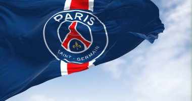 Paris, FRA, Eylül 2022: Rüzgarda sallanan Paris Saint Germain futbol kulübünün bayrağı. Paris Saint Germain, Fransa 'nın başkenti Paris' te yer alan bir futbol kulübüdür.