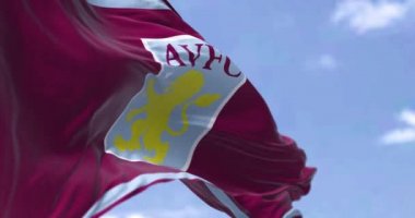 Birmingham, İngiltere, Mayıs 2022: Aston Villa Futbol Kulübü 'nün bayrağı rüzgarda sallanıyor. Aston Villa, İngiltere 'nin Birmingham şehrinde kurulmuş bir futbol kulübüdür. Yavaş çekimde kusursuz döngü
