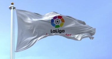 Madrid, SPA, Temmuz 2022, La Liga bayrağının dalgalanması. La Liga İspanya 'nın en üst düzey futbol ligi. İllüstrasyon başyazısı. Yavaş çekimde kusursuz döngü