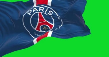 Paris, FRA, Eylül 2022: Paris Saint Germain futbol kulübünün bayrağı yeşil arka planda izole bir şekilde sallanıyor. Yavaş çekimde kusursuz döngü. Yeşil ekran ve krom tuş