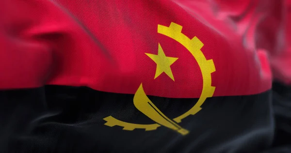安哥拉国旗在风中飘扬的近景 安哥拉共和国是一个位于南部非洲西海岸的国家 面料纹理背景 有选择的重点 — 图库照片