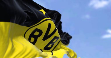 Dortmund, GER, Eylül 2022: Rüzgarda dalgalanan Borussia Dortmund bayrağı. Borussia Dortmund, Almanya 'nın en üst düzey futbol ligi olan Alman profesyonel spor kulübü..