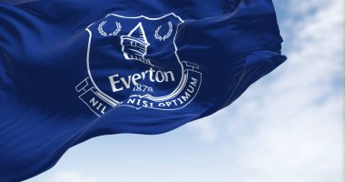 Liverpool, İngiltere, Eylül 2022: Rüzgarda sallanan Everton futbol kulübünün bayrağı. Everton FC, İngiltere 'nin Liverpool kentinde kurulmuş profesyonel bir futbol kulübüdür.