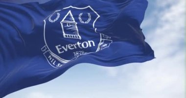 Liverpool, İngiltere, Eylül 2022: Rüzgarda sallanan Everton futbol kulübünün bayrağı. Everton FC, İngiltere 'nin Liverpool kentinde kurulmuş profesyonel bir futbol kulübüdür. Yavaş çekimde kusursuz döngü