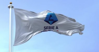 Roma, ITA, Temmuz 2022: Serie A TIM bayrağının yakın çekimi. Serie A İtalyan erkek futbol liginin en üst ligidir. İllüstrasyon başyazısı. Yavaş çekimde kusursuz döngü