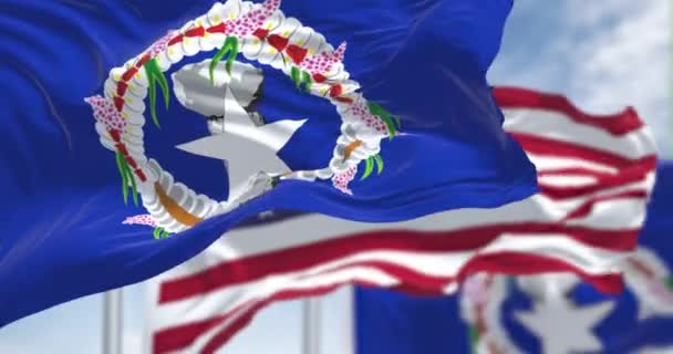 北マリアナ諸島の旗は 米国の旗とともに風に振っています 北マリアナ諸島は未編入領域であり アメリカ合衆国の共通資産である スローモーションでのシームレスなループ — ストック動画