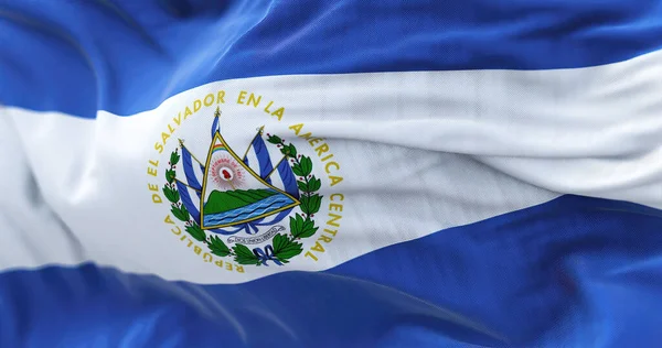 エルサルバドル国旗が風になびく姿を間近で見ることができます エルサルバドル共和国は南アメリカの州である 生地の質感の背景 選択的焦点 — ストック写真