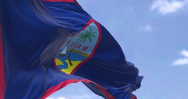 Σημαία Του Γκουάμ Κυματίζει Στον Άνεμο Μια Σαφή Ημέρα Γκουάμ — Αρχείο Βίντεο