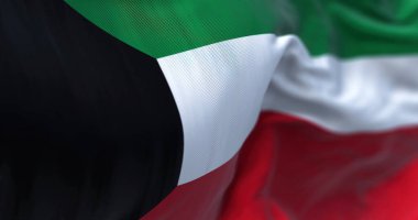 Kuveyt ulusal bayrağının rüzgarda dalgalanırken yakın çekim görüntüsü. Kuveyt Eyaleti, Batı Asya 'da bir ülkedir. Kumaş desenli arka plan. Seçici odak