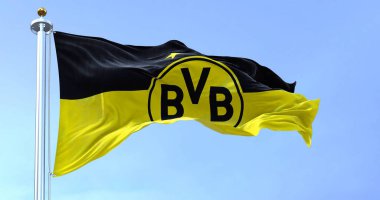 Dortmund, GER, Eylül 2022: Rüzgarda dalgalanan Borussia Dortmund bayrağı. Borussia Dortmund, Almanya 'nın en üst düzey futbol ligi olan Alman profesyonel spor kulübü..
