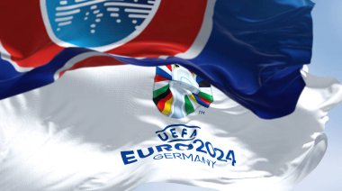 Berlin, Ger, Ekim 2022: UEFA ve UEFA Euro 2024 bayrakları havada uçuşuyor. 17. 'si 14 Haziran - 14 Temmuz 2024 tarihleri arasında Almanya' da gerçekleşecek. Seçici odaklanma. Uluslararası spor etkinliği