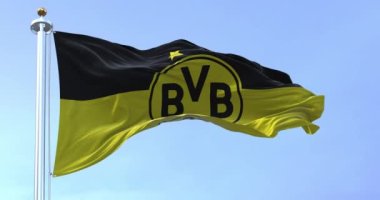Dortmund, GER, Eylül 2022: Rüzgarda dalgalanan Borussia Dortmund bayrağı. Borussia Dortmund, Almanya 'nın en üst düzey futbol ligi olan Alman profesyonel spor kulübü. Yavaş çekimde kusursuz döngü