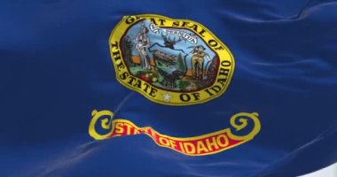 Idaho eyaletinin rüzgarda dalgalanan bayrağının yakın çekim görüntüsü. Idaho, Amerika Birleşik Devletleri 'nin Pasifik Kuzeybatı bölgesinde bulunan bir eyalettir. Demokrasi ve bağımsızlık. Yavaş çekimde kusursuz döngü