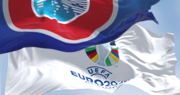 2022年10月 欧洲足球联盟和欧洲足球联盟2024年欧洲杯旗帜在风中飘扬 第17版将于2024年6月14日至7月14日在德国举行 有选择的重点 慢动作无缝圈 — 图库视频影像