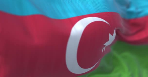 アゼルバイジャン国旗が手を振っている様子を間近で見ることができます アゼルバイジャンはヨーロッパとアジアの境界に位置する国です 生地の質感の背景 選択的フォーカス スローモーションでのシームレスなループ — ストック動画