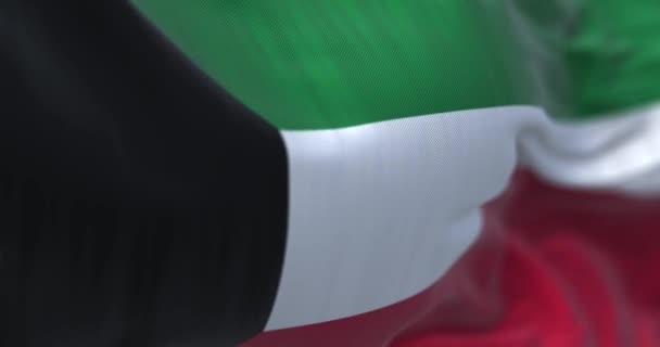 科威特国旗在风中飘扬的近景 科威特国是一个西亚国家 面料纹理背景 有选择的重点 慢动作无缝圈 — 图库视频影像