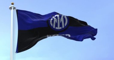 Milan, İtalya, Temmuz 2022: Rüzgarda sallanan Inter Football Club bayrağı. Inter İtalya 'nın Milano şehrinde kurulmuş profesyonel bir futbol kulübüdür. Yavaş çekimde kusursuz döngü
