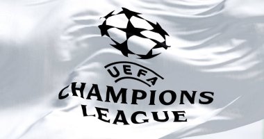 İstanbul TUR, Temmuz 2022: UEFA Şampiyonlar Ligi bayrağının sallanışına yakından bakın. Şampiyonlar Ligi, Avrupa futbolunun en prestijli kulüp müsabakasıdır. Kumaş desenli arkaplan.