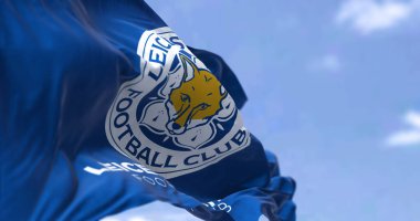 Leicester, İngiltere, Ekim 2022: Leicester City Futbol Kulübü 'nün rüzgarda dalgalanan bayrağına yakından bakın. Leicester City FC, İngiltere 'nin Leicester şehrinde bulunan bir futbol kulübüdür.