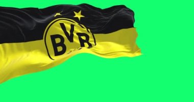 Dortmund, GER, Eylül 2022: Borussia Dortmund bayrağı yeşil bir arka planda izole edilmiş. Borussia Dortmund, Alman profesyonel futbol kulübüdür. Yavaş çekimde kusursuz döngü
