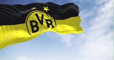 Dortmund, GER, Eylül 2022: Rüzgarda dalgalanan Borussia Dortmund bayrağı. Borussia Dortmund, Almanya 'nın en üst düzey futbol ligi olan Alman profesyonel spor kulübü. Yavaş çekimde kusursuz döngü