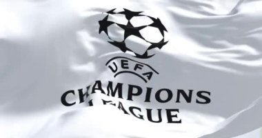İstanbul TUR, Temmuz 2022: UEFA Şampiyonlar Ligi bayrağının sallanışına yakından bakın. Şampiyonlar Ligi, Avrupa futbolunun en prestijli kulüp müsabakasıdır. Yavaş çekimde kusursuz döngü