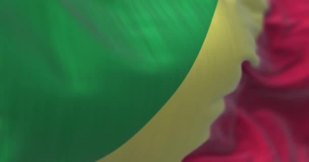 コンゴ国旗が風に揺れる姿を間近で見ることができます コンゴ共和国はかつてのフランスの植民地である 生地の質感の背景 選択的フォーカス スローモーションでのシームレスなループ — ストック動画